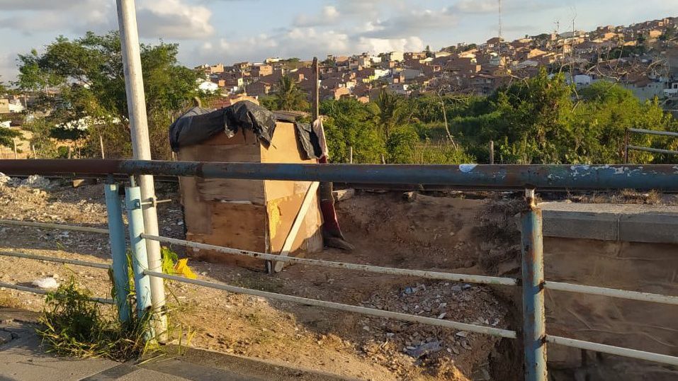 Homem constrói barraco de madeira nas proximidades do antigo Pontilhão